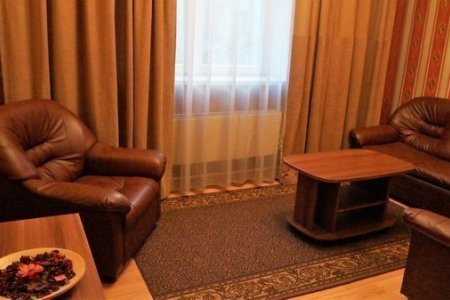 Интерьер номера Семейный двухкомнатный в отеле Лев