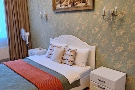 Кровать в номере Комфорт в отеле Лев