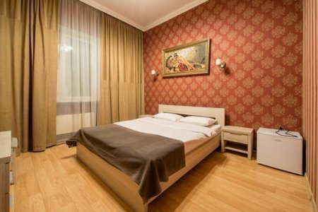 Кровать в номере Улучшенный в отеле Лев