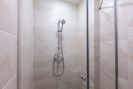 Душ в номере 7 Английский Комфорт в Де Арт на Авиамоторной