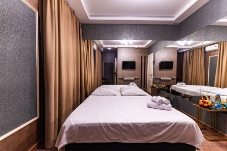 Двуспальная кровать в номере 3 Комфорт в De Art на Авиамоторной