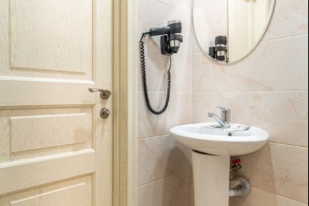 Раковина в номере 6 Комфорт зеркальный в Де Арт на Авиамоторной
