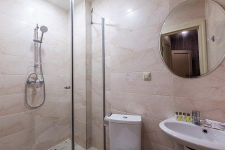Санузел в номере 7 Английский Комфорт в Де Арт на Авиамоторной