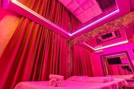 Спальное место в номере 2 Комфорт зеркальный в De Art на Авиамоторной