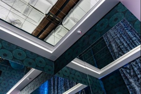 Зеркало на потолке в номере 9 Изумрудный Делюкс в De Art на Авиамоторной