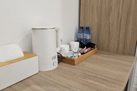 Чайный набор в номере Стандарт 5 в отеле Buta Hotel 2