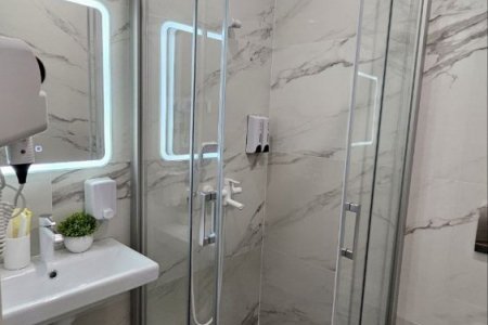 Душ в номере Стандарт 4 в отеле Buta Hotel 2