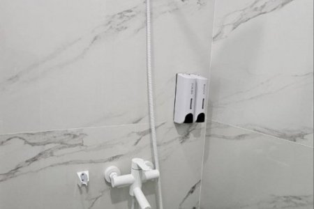 Душ в номере Стандарт 6 в отеле Buta Hotel 2