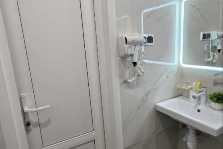 Душевая в номере Стандарт 6 в отеле Buta Hotel 2