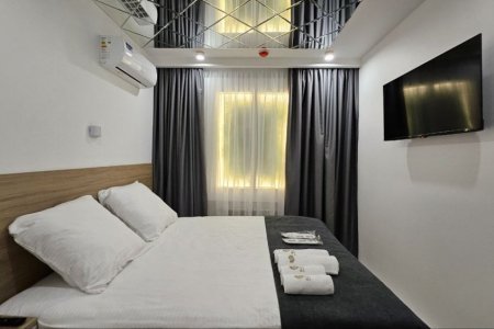 Двуспальная кровать в номере Стандарт 5 в отеле Buta Hotel 2