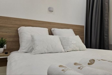 Полотенца в номере Стандарт 6 в отеле Buta Hotel 2
