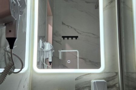 Зеркало в номере Стандарт 5 в отеле Buta Hotel 2