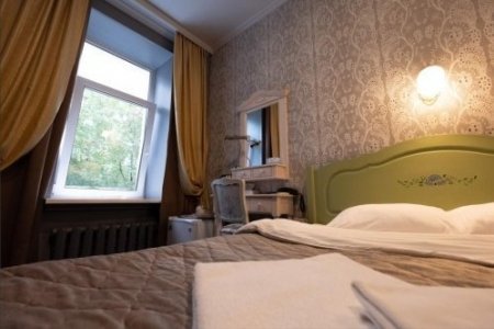 Двуспальная кровать в номере Стандарт в отеле Чистые пруды