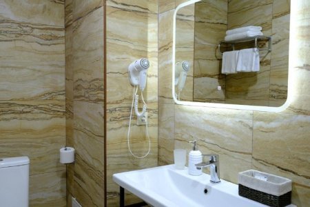 Душевая в номере King-Size в отеле на Южной