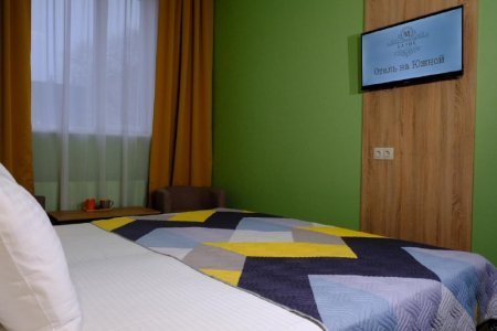 Двуспальная кровать в номере King-Size в отеле на Южной