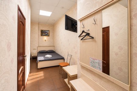 Кровать в номере без окна в отеле Автор Братиславская