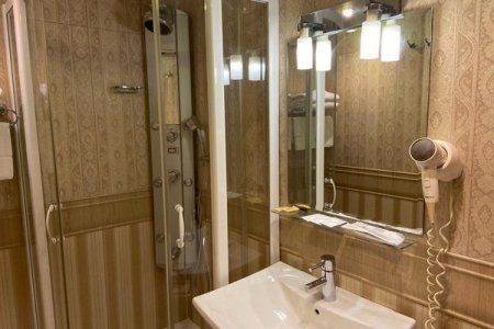 Душ в номере Эконом в Брестоле