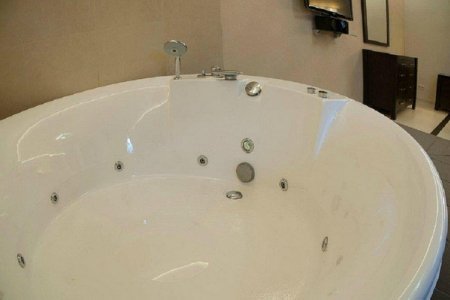Джакузи в номере Сьюит в Брестоле