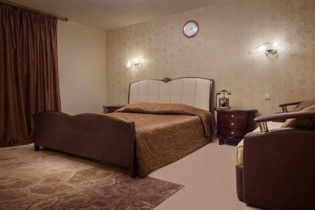 Кровать в номере Улучшенный Стандарт в Брестоле