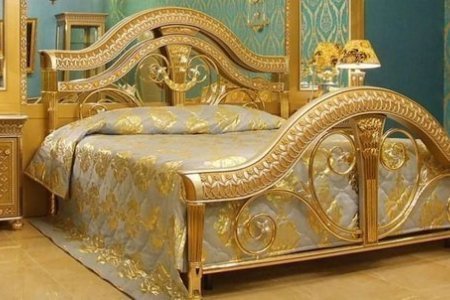 Золотая кровать в номере Люкс в Брестоле