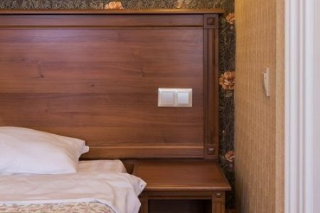 Кровать в номере Стандарт с 1-й двуспальной кроватью в отеле Апельсин на Трубной