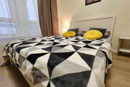 Двуспальная кровать в апартаментах 1 в The Loft Studio у метро Котельники