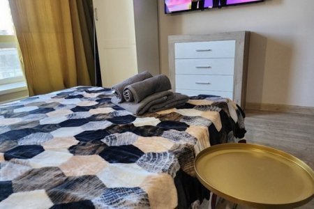 Двуспальная кровать в номере 4 в The Loft Studio у метро Котельники