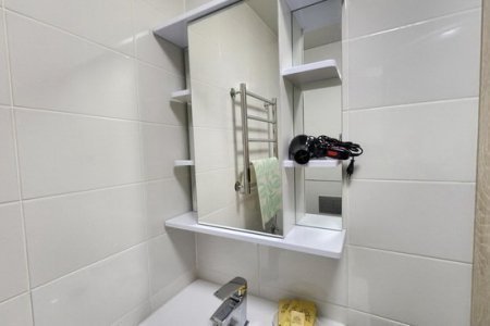 Раковина с зеркалом в апартаментах 2 в The Loft Studio у метро Котельники