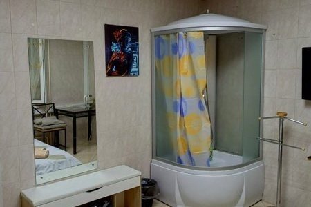 Душевая в номере Стандарт с душевой кабиной в отеле Аура