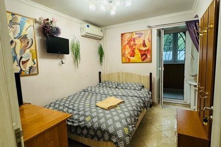 Двуспальная кровать в номере Эконом в мини-отеле Аура