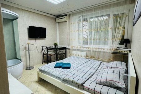 Кровать в номере Стандарт с душевой кабиной в отеле Аура