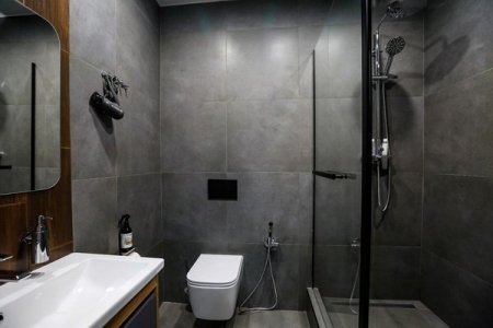 Душевая в номере Двухместный улучшенный в отеле Арт Деко