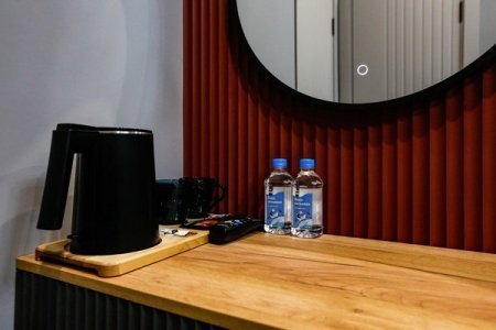 Стол в номере Двухместный улучшенный в отеле Арт Деко