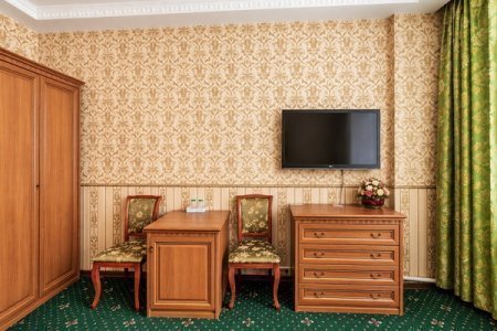 Интерьер номера Комфорт с двумя раздельными кроватями в отеле Автор