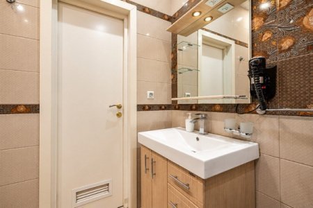Раковина в номере Люкс с кухней в отеле Автор