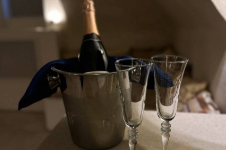 Шампанское в номере Апартаменты в отеле Палаты Хованских