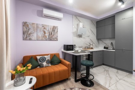 Диван в номере City Vibe в ЖК Савеловский Сити