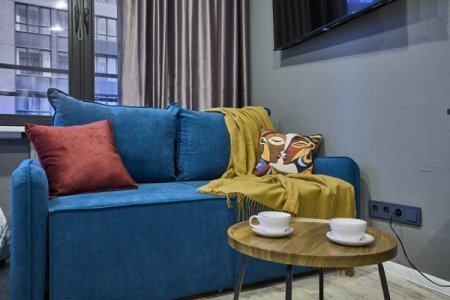 Диван в номере Emerald Suite в ЖК Савеловский Сити