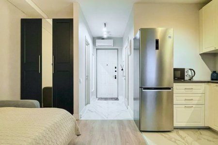 Холодильник в номере Breeze Apartments в ЖК Савеловский Сити