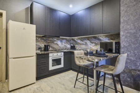 Кухонный уголок в номере Emerald Suite в ЖК Савеловский Сити