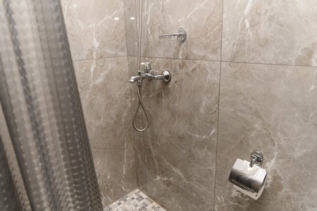 Душ в номере Полулюкс с кухней в отеле Орфей