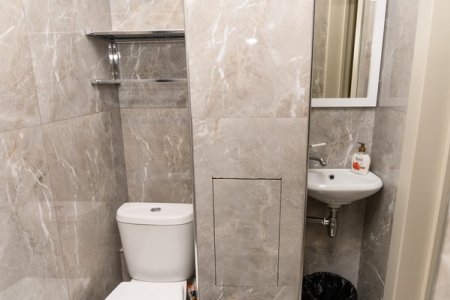 Душевая комната в номере Полулюкс с кухней в отеле Орфей