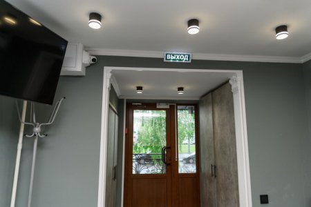 Вход в отель Орфей