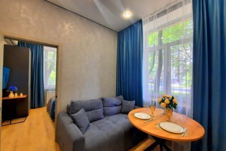 Диван в номере Меркурий в LOFT SPACE