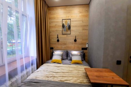 Двуспальная кровать в номере Солнце в LOFT SPACE
