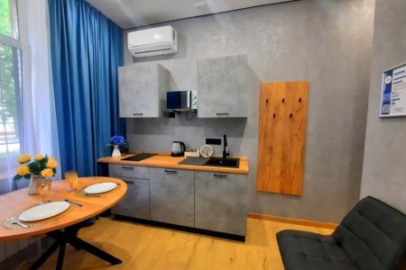 Кухня с обеденной зоной в номере Меркурий в LOFT SPACE