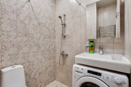 Душ в номере 3 в апартаментах Home Like