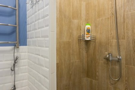 Душ в студии 24 в апартаментах Home Like