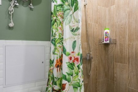 Душ в студии 25 в апартаментах Home Like