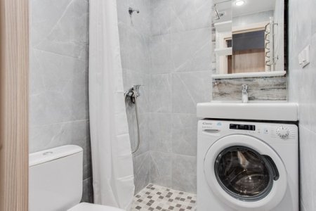 Душ в студии 6 в апартаментах Home Like